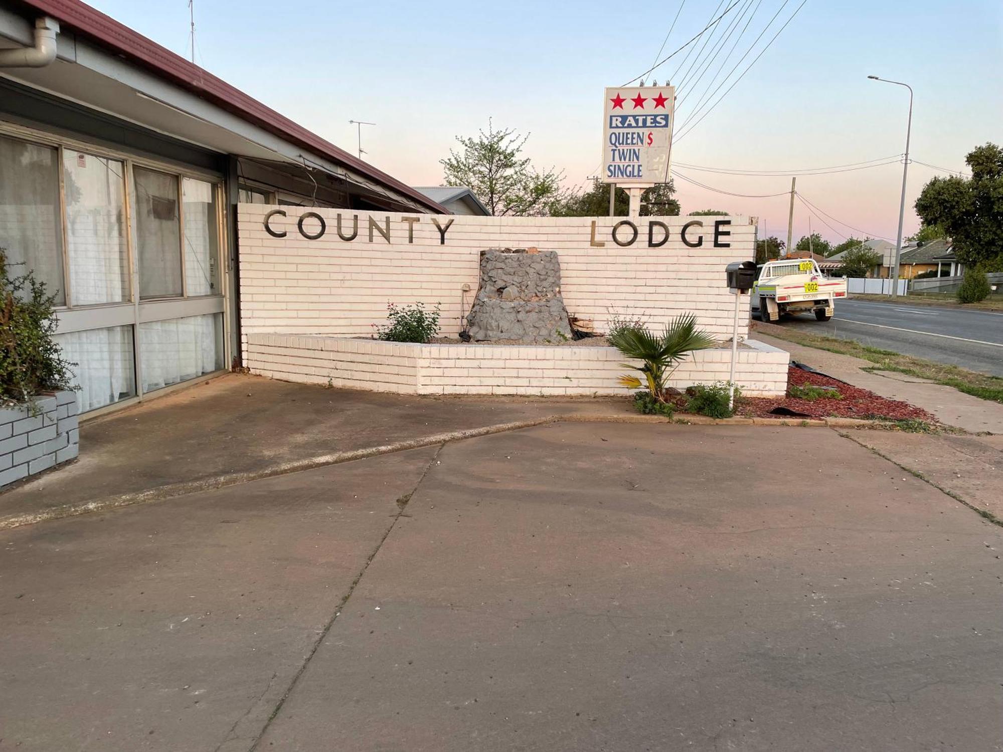 County Lodge Motor Inn Вест-Вайалонг Екстер'єр фото